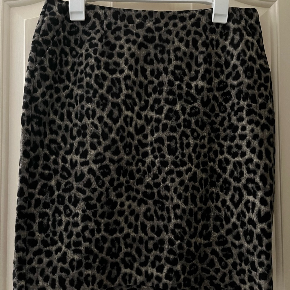 Cabi size 8 cheetah animal print stretch pocket exposed zipper skirt
